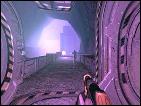 Za rogiem trafisz na kolejnego przeciwnika, a kawałek dalej (za kolejnym pasmem) na jeszcze jednego - 27 - Contain Router (2) | Solucja | Kroniki Riddicka Ucieczka z Butcher Bay - Kroniki Riddicka: Ucieczka z Butcher Bay - poradnik do gry