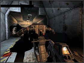 Kiedy potwór będzie martwy, udaj się do pomieszczenia, z którego przyszedł i weź paczkę papierosów (#51, Movie Concept Art 05 ) - 29 - Abandoned Equipment Center (3) | Solucja - Kroniki Riddicka: Ucieczka z Butcher Bay - poradnik do gry