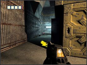 Znajdziesz się w dużej hali z Riotguardem - 30 - Central Storage | Solucja | Kroniki Riddicka Ucieczka z Butcher Bay - Kroniki Riddicka: Ucieczka z Butcher Bay - poradnik do gry