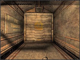 Później skorzystaj z przycisku widocznego na rysunku (nie korzystaj z drugiego, chyba że chcesz powalczyć z jeszcze jednym Riotguardem) - 31 - Loading Docks (2) | Solucja | Kroniki Riddicka Ucieczka z Butcher Bay - Kroniki Riddicka: Ucieczka z Butcher Bay - poradnik do gry