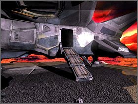 Na dół zjedzie rampa, po której dostaniesz się do środka - 33 - Hangar | Solucja | Kroniki Riddicka Ucieczka z Butcher Bay - Kroniki Riddicka: Ucieczka z Butcher Bay - poradnik do gry