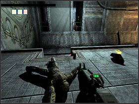 Przejdź przez drzwi przed Tobą i czym prędzej udaj się w lewo (uważaj na ostrzał ze strony działek) - 31 - Loading Docks (1) | Solucja | Kroniki Riddicka Ucieczka z Butcher Bay - Kroniki Riddicka: Ucieczka z Butcher Bay - poradnik do gry