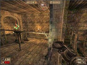 Pierwszy - wchodzimy na drabinę i wyskakujemy z niej tak, aby trafić na znajdującą się po naszej lewej stronie poprzeczną belkę miedzy kamiennymi kolumnami - 6.7 Koloseum cz.7 | Painkiller Battle Out of Hell - Painkiller: Battle Out of Hell - poradnik do gry