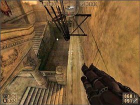 Dochodzimy do miejsca, gdzie dalszą drogę blokuje nam krata, a po stronie przeciwnej do wspartego na kolumnach dachu znajduje się ściana - 6.7 Koloseum cz.10 | Painkiller Battle Out of Hell - Painkiller: Battle Out of Hell - poradnik do gry