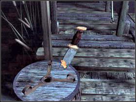 Wyjdź na pomost i zabierz nóż. Wróć do karczmy i porozmawiaj z właścicielką i starcem. - Karczma i jej okolice cz.3 | Dracula Zmartwychwstanie - Dracula: Zmartwychwstanie - poradnik do gry