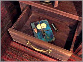 Otwórz kredens, otwórz szufladę i zabierz zapalniczkę, klucz i przeczytaj dziennik. - Karczma i jej okolice cz.6 | Dracula Zmartwychwstanie - Dracula: Zmartwychwstanie - poradnik do gry