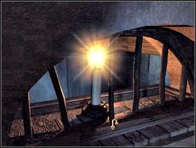 Zejdź do piwnicy. Po drodze podpal zapalniczką świeczkę. - Karczma i jej okolice cz.6 | Dracula Zmartwychwstanie - Dracula: Zmartwychwstanie - poradnik do gry