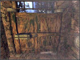 Dojdziesz do drzwi. Po ich prawej stronie znajduje się mechanizm, na którym użyj pierścienia smoka. Zabierz pierścień ze sobą. - Karczma i jej okolice cz.7 | Dracula Zmartwychwstanie - Dracula: Zmartwychwstanie - poradnik do gry