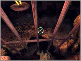 Zapalniczką podpal lampę wiszącą za kratami. Użyj ręki szkieletu do wyciągnięcia zza krat metalowy pręt. - Kopalnia cz.1 | Dracula Zmartwychwstanie - Dracula: Zmartwychwstanie - poradnik do gry