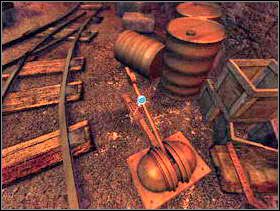 Przy wagoniku znajdziesz zwrotnicę. Użyj na niej haczyka i pociągnij za dźwignię. Przestawisz tory. Wróć do swojego wagonika. Zwolnij hamulec i rozkoszuj się jazdą. - Kopalnia cz.2 | Dracula Zmartwychwstanie - Dracula: Zmartwychwstanie - poradnik do gry