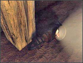 Zawróć. Rozejrzyj się po podłodze. Znajdziesz latarkę. Zapal ją i weź ze sobą. - Kopalnia cz.3 | Dracula Zmartwychwstanie - Dracula: Zmartwychwstanie - poradnik do gry