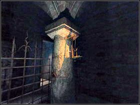 Wejdź do środka i zapal lampę, znajdującą się na jednej z kolumn. Spójrz w prawo. - Zamek cz.1 | Dracula Zmartwychwstanie - Dracula: Zmartwychwstanie - poradnik do gry