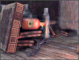 Popchnij książkę, która stoi na biurku po prawej stronie. Książka przewróci butelkę z kwasem. Zobaczysz, ze kwas roztopi łańcuch. Weź butelkę z kwasem. - Zamek cz.6 | Dracula Zmartwychwstanie - Dracula: Zmartwychwstanie - poradnik do gry