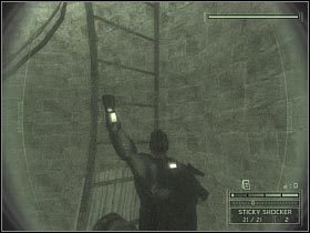 Znajdującego się tu strażnika mógłbyś wyeliminować standardowymi metodami, ale o wiele większą przyjemność sprawi Ci zapewne skorzystanie z nowej umiejętności Fishera - Punta Blanco Lighthouse (7) | Peru | Tom Clancys Splinter Cell Chaos Theory - Tom Clancys Splinter Cell: Chaos Theory - poradnik do gry