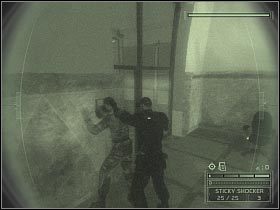 Gdy tylko wyjdziesz zza rogu wyjmij karabin i zniszcz ukazany na pierwszym screenie podświetlany napis EXIT (wyjście), tak aby utrudnić życie znajdującej się nad nim kamerze - MCAS Banco de Panama (3) | Panama | Tom Clancys Splinter Cell Chaos Theory - Tom Clancys Splinter Cell: Chaos Theory - poradnik do gry