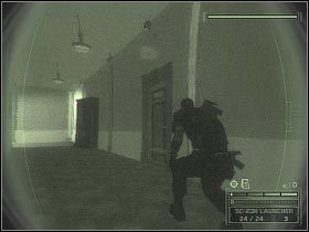 Po chwili powinien pojawić się tu wartownik i to niezależnie od tego, czy usłyszał moment zniszczenia neonu z napisem EXIT, czy też nie - MCAS Banco de Panama (3) | Panama | Tom Clancys Splinter Cell Chaos Theory - Tom Clancys Splinter Cell: Chaos Theory - poradnik do gry