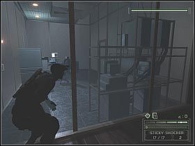 Wejście do serwerowni ukazane zostało na pierwszym screenie - MCAS Banco de Panama (6) | Panama | Tom Clancys Splinter Cell Chaos Theory - Tom Clancys Splinter Cell: Chaos Theory - poradnik do gry