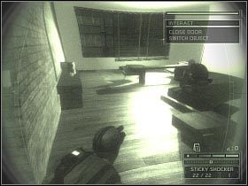 Skieruj się teraz w stronę balkonu pilnowanego przez pojedynczego wartownika - Manhattan Garment District (4) | USA | Tom Clancys Splinter Cell Chaos Theory - Tom Clancys Splinter Cell: Chaos Theory - poradnik do gry