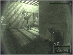 Podbiegnij do drugiej kamery (od strony balustrady) i zamontuj urządzenie szpiegowskie (Tap camera) - Manhattan Garment District (4) | USA | Tom Clancys Splinter Cell Chaos Theory - Tom Clancys Splinter Cell: Chaos Theory - poradnik do gry