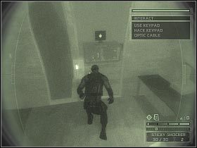 Zdecydowanie warto jest włamać się do widocznego na pierwszym screenie komputera, dzięki czemu będziesz mógł wprowadzić do systemu drugi program szpiegowski (Upload Tracer) - Offices of Displace International (5) | USA | Splinter Cell Chaos Theory - Tom Clancys Splinter Cell: Chaos Theory - poradnik do gry