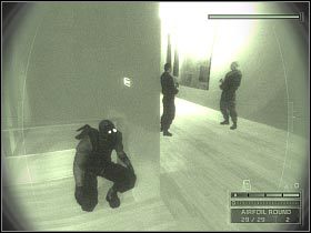 Po zakończeniu rozmowy strażnicy rozdzielą się, co więcej, jeden z nich zacznie iść w Twoją stronę - Offices of Displace International (6) | USA | Splinter Cell Chaos Theory - Tom Clancys Splinter Cell: Chaos Theory - poradnik do gry