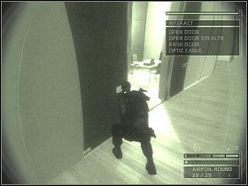 Znajdują się tu dwa komputery - Offices of Displace International (7) | USA | Splinter Cell Chaos Theory - Tom Clancys Splinter Cell: Chaos Theory - poradnik do gry