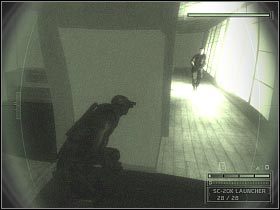 Dojdziesz w końcu do pomieszczenia, w którym pojedynczy przeciwnik będzie szukał związanych z dodatkowym celem tej misji mikrofonów - Private Retreat (2) | Japan | Tom Clancys Splinter Cell Chaos Theory - Tom Clancys Splinter Cell: Chaos Theory - poradnik do gry