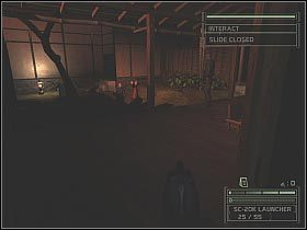 Na koniec będziesz musiał zająć się gostkiem ćwiczącym na środku placu - Private Retreat (3) | Japan | Tom Clancys Splinter Cell Chaos Theory - Tom Clancys Splinter Cell: Chaos Theory - poradnik do gry