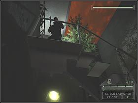 Po chwili przybiegnie tu kolega poległego żołnierza, którego najlepiej byłoby zastrzelić lub obezwładnić (odpowiednim ładunkiem) - Private Retreat (4) | Japan | Tom Clancys Splinter Cell Chaos Theory - Tom Clancys Splinter Cell: Chaos Theory - poradnik do gry