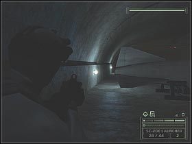 Podejdź do ukazanych na pierwszym screenie skrzynek i zabierz znajdujące się na nich przedmioty - amunicję oraz dwa granaty (dymny i odłamkowy) - NKA Coastal Battery (5) | North Korea | Tom Clancys Splinter Cell Chaos Theory - Tom Clancys Splinter Cell: Chaos Theory - poradnik do gry