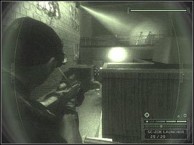 Zauważ, że UAV nieustannie monitoruje miejsce, w którym znajduje się drugi komputer, do którego powinieneś zajrzeć (dodatkowy cel misji) - National Data Trunk [2] (2) | South Korea | Splinter Cell Chaos Theory - Tom Clancys Splinter Cell: Chaos Theory - poradnik do gry