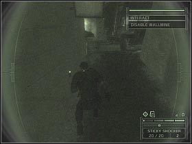 W tym konkretnym przypadku na zakończenie toczącej się tu bitwy nie warto czekać, gdyż przebywający w okolicy żołnierze praktycznie bez końca będą się nawzajem ostrzeliwać - National Data Trunk [2] (4) | South Korea | Splinter Cell Chaos Theory - Tom Clancys Splinter Cell: Chaos Theory - poradnik do gry