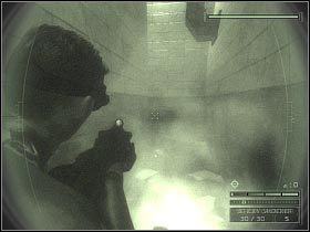 Radziłbym zniszczyć znajdującą się nad Tobą lampę, tak aby móc bezproblemowo zwabić i usunąć ostatniego wartownika, którego ukazałem na pierwszym screenie - Shinjuku District Bath House (1) | Japan | Splinter Cell Chaos Theory - Tom Clancys Splinter Cell: Chaos Theory - poradnik do gry