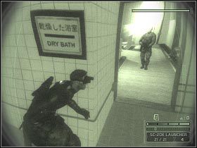 Aby móc przejść do właściwego pomieszczenia z basenem będziesz musiał przeciąć widoczne na pierwszym screenie płótno - Shinjuku District Bath House (4) | Japan | Splinter Cell Chaos Theory - Tom Clancys Splinter Cell: Chaos Theory - poradnik do gry