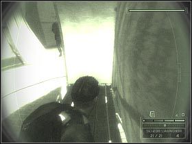 Alternatywna ścieżka zaliczenia tego fragmentu etapu zakłada natomiast sabotaż ukazanego na screenie generatora prądu (opcja Pierce) - Shinjuku District Bath House (4) | Japan | Splinter Cell Chaos Theory - Tom Clancys Splinter Cell: Chaos Theory - poradnik do gry