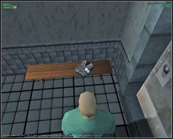 Grę rozpoczynamy ubrani w szpitalne wdzianko, w jakimś dźwiękoszczelnym pokoju - Trening - Hitman: Codename 47 - poradnik do gry