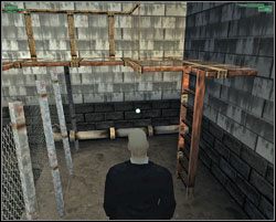 Tutaj czeka nas mała wspinaczka - Trening - Hitman: Codename 47 - poradnik do gry