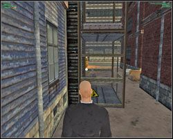 Wsiadamy do windy znajdującej się na ścianie budynku i jedziemy na dach - Kowloon Triads in Gang War - Hong Kong - Hitman: Codename 47 - poradnik do gry