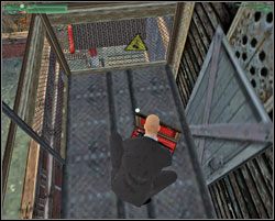 Od razu po strzale wycofujemy się do windy - w tym momencie liczy się prędkość - jeśli zostaniemy na dachu kilka sekund dłużej, zostaniemy zauważeni przez załogę helikoptera i plan spali na panewce - Kowloon Triads in Gang War - Hong Kong - Hitman: Codename 47 - poradnik do gry