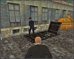 Po rozpoczęciu misji idziemy na północ, mijając otwarty kanał ściekowy - Ambush at The Wang Fou Restaurant - Hong Kong - Hitman: Codename 47 - poradnik do gry