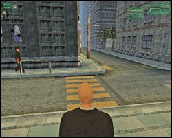 Czekamy, aż ubrany w czarno-czerwony strój mężczyzna nadejdzie od strony wschodniej - likwidujemy go strzałem w tył głowy, gdy znajdzie się na wysokości studzienki - The Massacre at Cheung Chau Fish Restaurant - Hong Kong - Hitman: Codename 47 - poradnik do gry