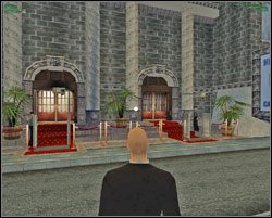 Po wejściu do hotelu kierujemy nasze kroki do recepcji, gdzie dowiemy się, w którym pokoju zakwaterował się nasz obiekt (202) - Traditions of The Trade - Europa - Hitman: Codename 47 - poradnik do gry