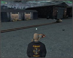 Misję zaczynamy od dyskretnego zlikwidowania nadchodzącego w naszą stronę członka gangu - będą potrzebne nam jego ciuchy - Gunrunners Paradise - Europa - Hitman: Codename 47 - poradnik do gry