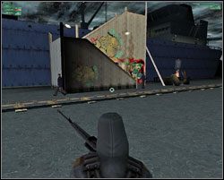 Teraz przy pomocy linki możemy dyskretnie pozbyć się jednego z trzech marynarzy pilnujących wejścia na trap - Plutanium Runs Loose - Europa - Hitman: Codename 47 - poradnik do gry