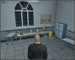Zaraz po opuszczeniu portierni wejdźmy w drzwi naprzeciwko - Setup - Europa - Hitman: Codename 47 - poradnik do gry