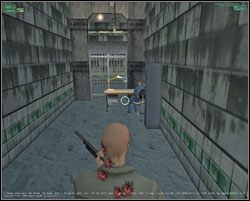 Następnie biegniemy korytarzem w lewo, gdzie na końcu za kolejnymi kratami siedzi drugi portier - Meet Your Brother - Europa - Hitman: Codename 47 - poradnik do gry