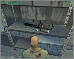 Likwidujemy go i gnamy na koniec korytarza, skręcamy w prawo i zamykamy się w pokoiku, gdzie na półce czeka na nas mega karabin maszynowy (minigun) zatankowany do pełna ołowiem - Meet Your Brother - Europa - Hitman: Codename 47 - poradnik do gry