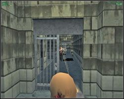 Wychodzimy na korytarz, stajemy tuż przed drzwiami i czekamy na pojawienie się kolejnych przeciwników - a będzie ich dziesięciu, każdy nadbiegający z tej samej strony na drugim końcu korytarza - Meet Your Brother - Europa - Hitman: Codename 47 - poradnik do gry