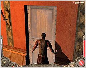 Podnieś ze stołu klucz [1], wejdź po schodach na górę i otwórz drzwi z prawej [2], dzięki czemu uwolnisz zaginionych żołnierzy - Misja 2 (cz.2) | Augustus W służbie Cezara - Augustus: W służbie Cezara - poradnik do gry