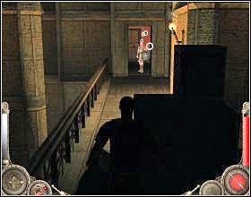 Kiedy go załatwisz przejdź przez drewniane drzwi z lewej [1], po czym schowaj się za skrzyniami, skąd rzuć pilum w kolejnego strażnika [2] - Misja 6 (cz.2) | Augustus W służbie Cezara - Augustus: W służbie Cezara - poradnik do gry